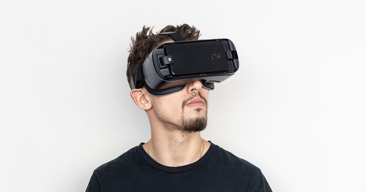 Mann mit VR Brille