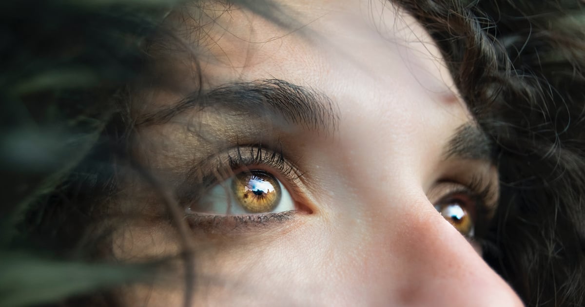 Braune Augen einer Person mit schwarzen Haaren