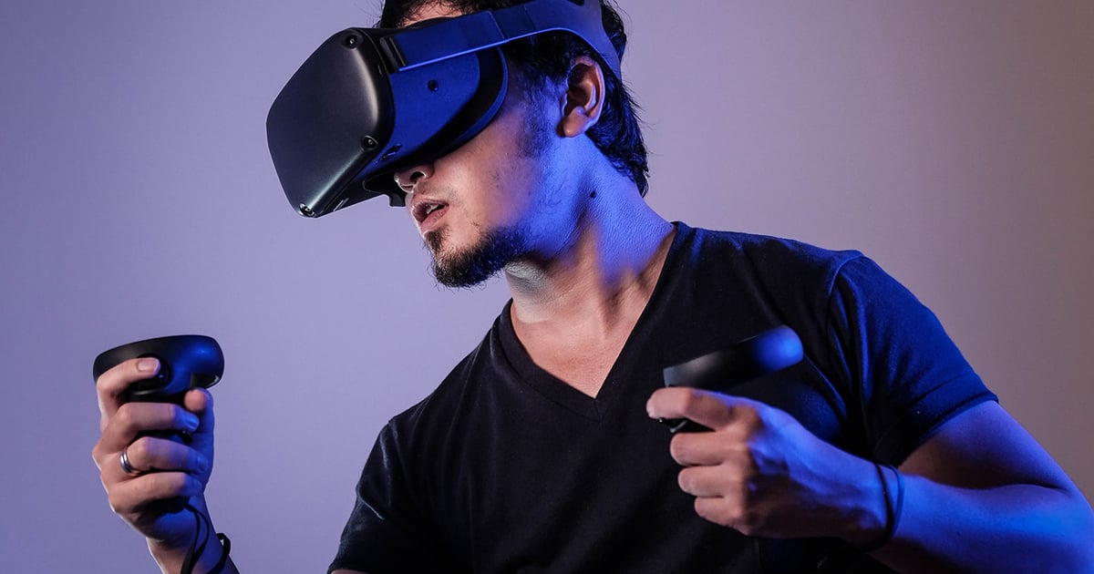 Mann mit VR Brille und zwei Controllern in der Hand
