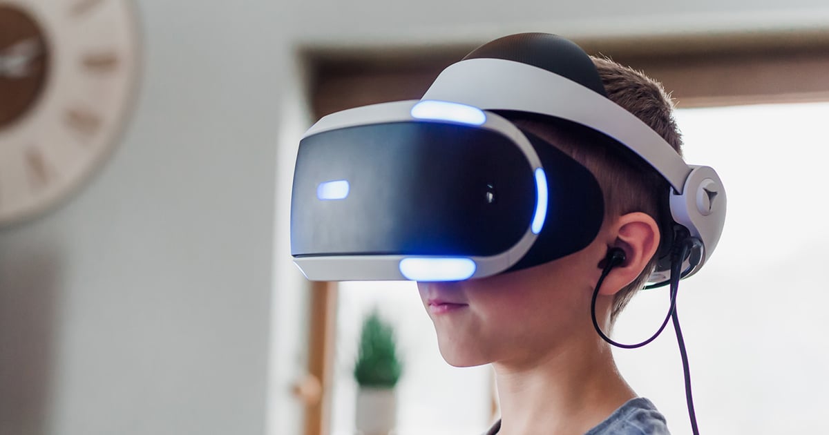 Kind mit einer sehr modernen weißen VR Brille die leuchtet
