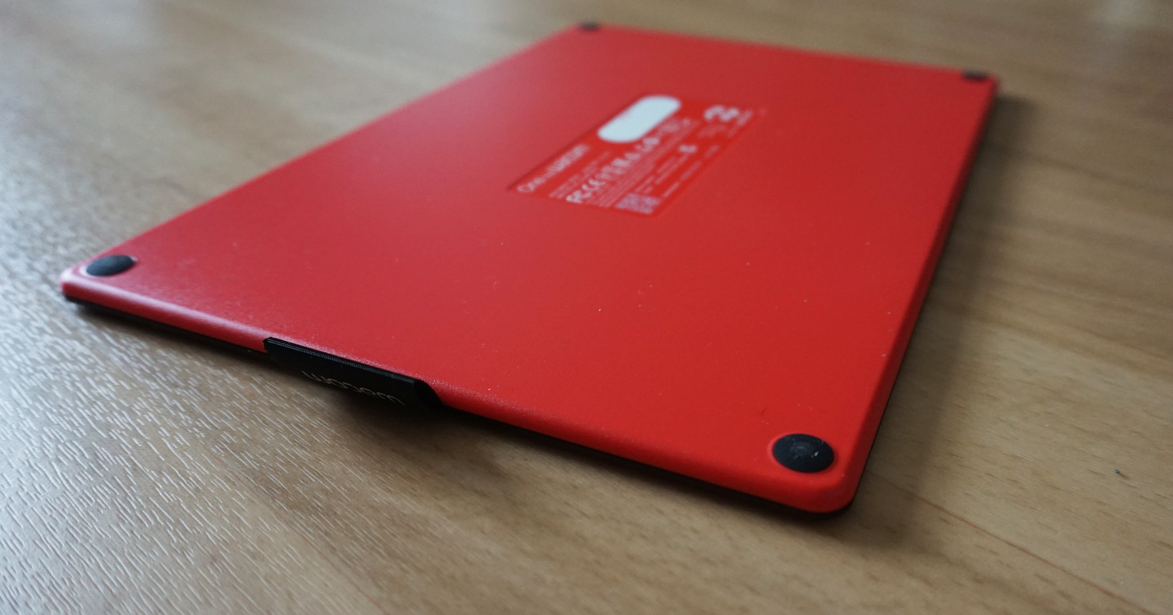 Überraschung: Die Rückseite des One by Wacom kommt in Rot daher und besitzt vier praktische Stand-Noppen.