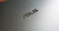 Das Gehäuse ist matt, lediglich das Asus-Logo glänzt.