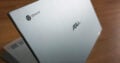 Der Bildschirmdeckel wird vom Chrome- und Asus-Logo gezeichnet.