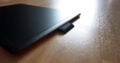 Die Schlaufe am Rand des Tabletts zeigt das Wacom-Logo...