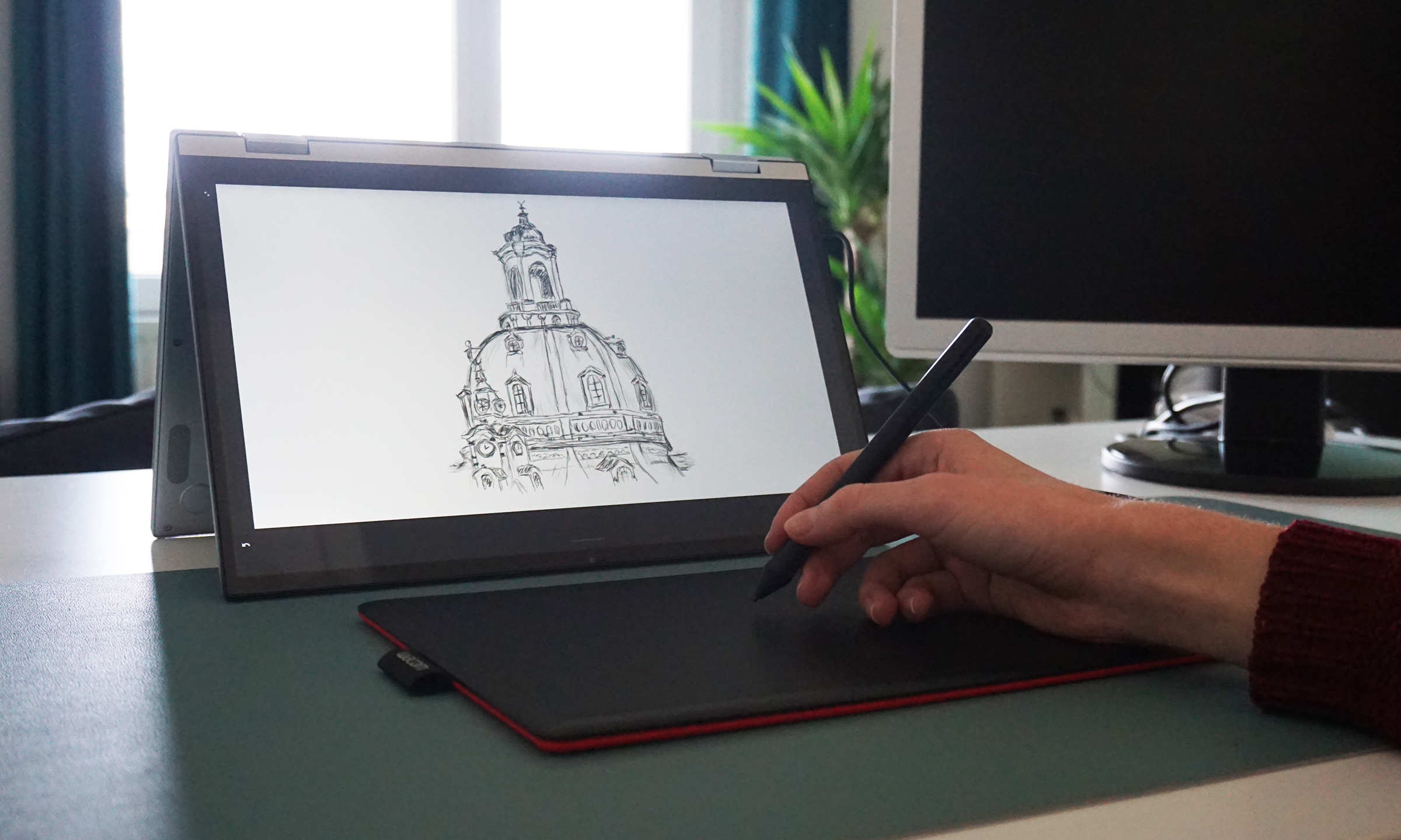 ... kann das Chromebook einfach im Stand- oder Zeltmodus genutzt werden. So bleibt mehr Platz für das One by Wacom.