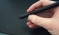 Der batterielose Stift besitzt zwei Tasten und liegt leicht in der Hand.