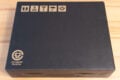 Die Umverpackung ist in Schwarz gehalten.