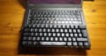Die Größe passt recht exakt zur typischen Notebook-Tastatur. Ein paar Tasten müssen dennoch weggelassen werden, damit die gewohnten Abstände passen.