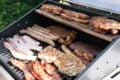 Eine Ablage für Grillgut ist ebenfalls dabei.