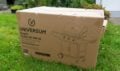 Weil das Paket sehr schwer ist, sollten zwei Personen mit anpacken.