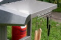Seitliche Hacken für das Grillbesteck sind vorhanden.