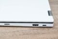Rechts am Book: USB-C-Anschluss, HDMI-Port und microSD-Kartenleser