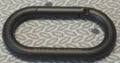 Abgesehen vom Schriftzug will der primitive Karabiner nicht so recht zum hochwertigen Rest passen.