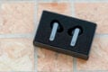 Die Ear-Buds liegen nicht im Case, sondern separat.