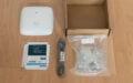 Mitgeliefert wird ein flaches Netzwerkkabel, einige Anleitungen und das Montagezubehör.