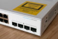 Die SFP-Anschlüsse, um mehrere Switches über große Distanzen via Glasfaser zu verbinden. Andere Modelle der Reihe haben das zehnmal schnellere SFP+.