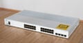 An der Oberseite sind das Cisco-Logo, jede Menge Löcher, um den Switch kühl zu halten sowie ein Hinweis auf die Laser, die in optischen SFP-Transceivern stecken.
