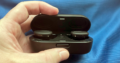 Mit einem Druck auf die Taste im Etui wird die Bluetooth-Erkennung gestartet, um die Kopfhörer mit einem neuen Gerät zu koppeln.