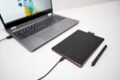 Das One by Wacom S nimmt auf dem Tisch wenig Platz ein.