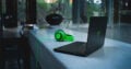Mit einer Displaydiagonale von 15,6 Zoll könnt ihr mit dem Razer Blade 15 Advanced auch unterwegs zocken.