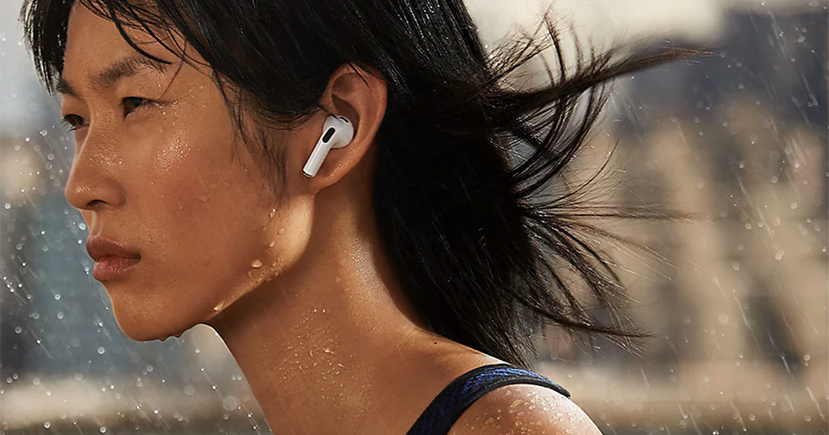 Frau mit Apple AirPods der dritten Generation