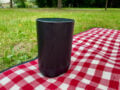 Titelbild des Produktreviews. Der smarte Sonos Move 2 Lautsprecher steht auf einer Picknick-Decke im Freien.